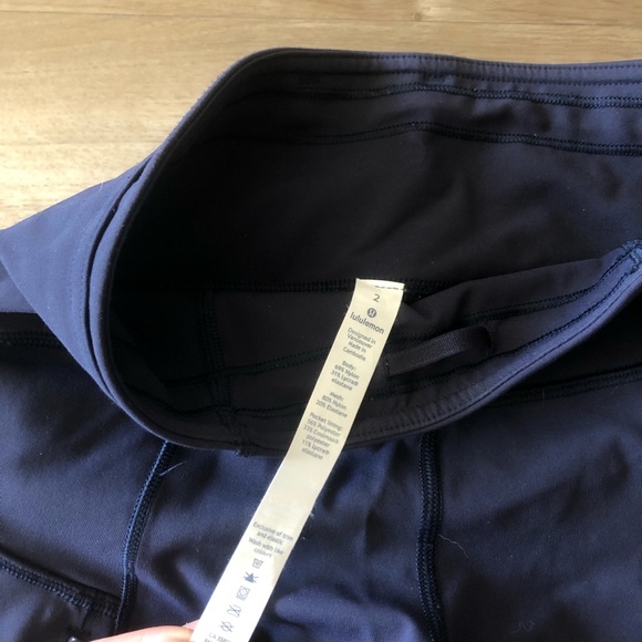 *SOLD* Lululemon “Run on Tight” 25” (size 2) NAVY - Picture 3 of 8